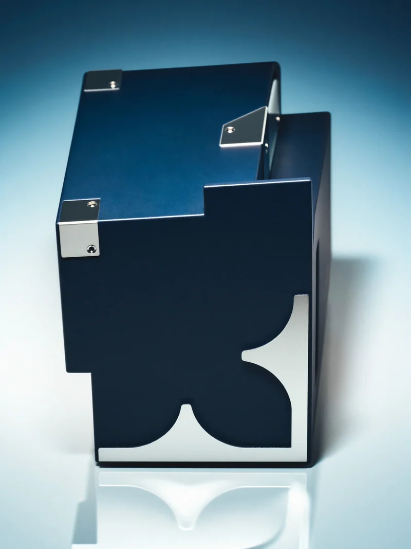 Illustration: modulares Desktop-Zubehör mit abstrakter, industrieller Formensprache